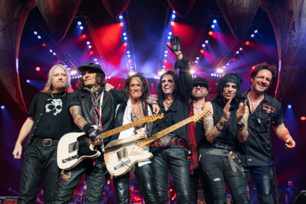 Οι Hollywood Vampires επιστρέφουν – Το «Heroes» του David Bowie στα χέρια του Johnny Depp