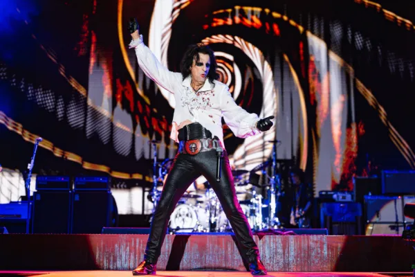 https://www.instagram.com/hollywoodvampires/
