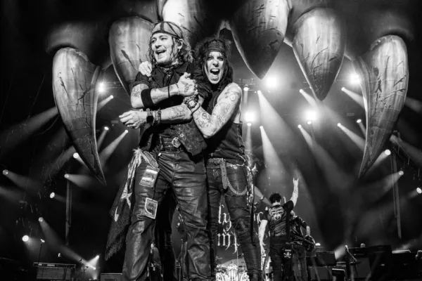 https://www.instagram.com/hollywoodvampires/