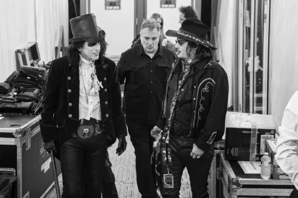 https://www.instagram.com/hollywoodvampires/