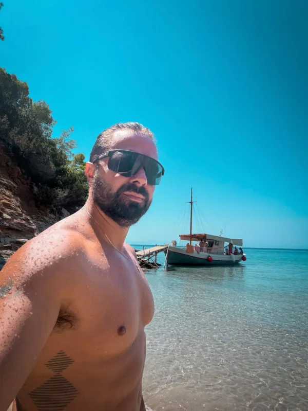 https://www.instagram.com/vrettos_ilias/