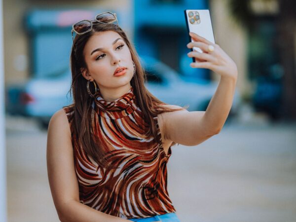 Πώς οι influencers επηρεάζουν το πορτοφόλι σου χωρίς να το καταλαβαίνεις