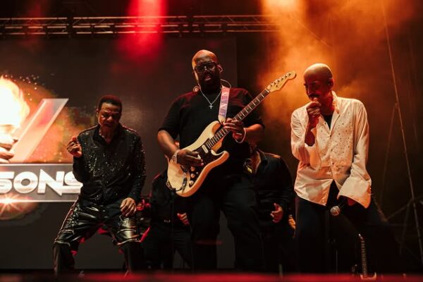 Μουσικό συγκρότημα The Jacksons στη σκηνή κατά τη διάρκεια συναυλίας
