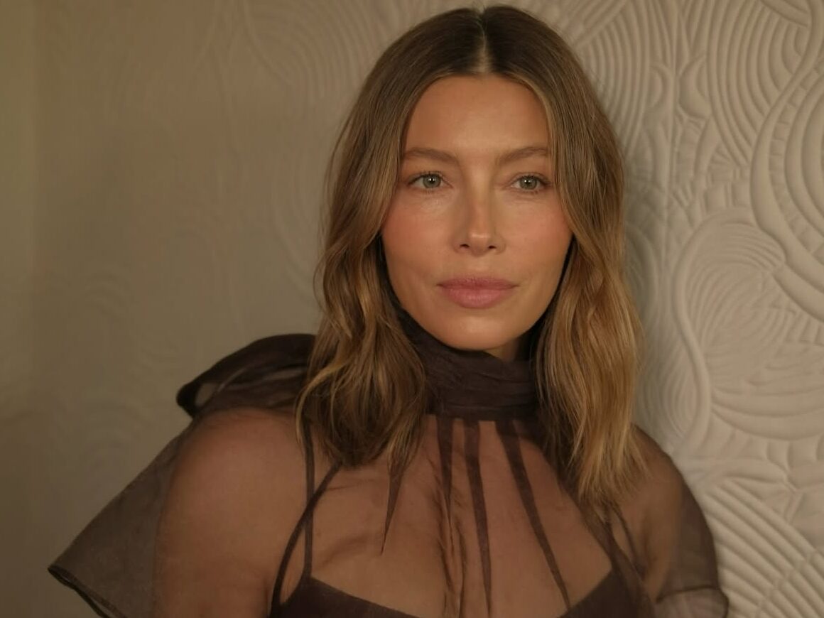 To burnt orange φόρεμα της Jessica Biel είναι η ιδανική επιλογή για τα βράδια του καλοκαιριού