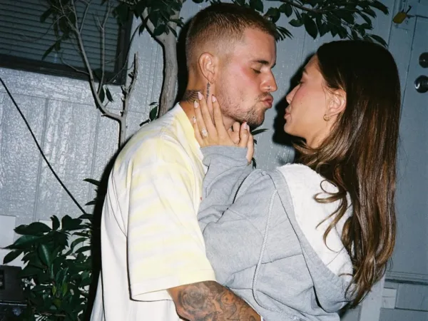 Justin Bieber και Hailey Bieber ανταλλάσσουν τρυφερό φιλί σε ρομαντική στιγμή που θυμίζει καλοκαιρινό έρωτα.
