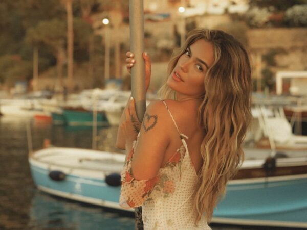 Η Karol G πήρε την κορυφή από τον Bad Bunny – Το νέο της άλμπουμ έκανε εντυπωσιακό ντεμπούτο