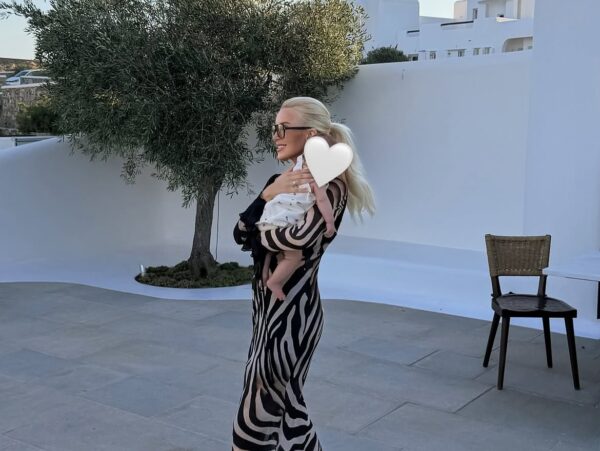 Τέσσερις γενιές σε μία αγκαλιά: Η συγκινητική στιγμή της Κατερίνας Καινούργιου με τη γιαγιά της