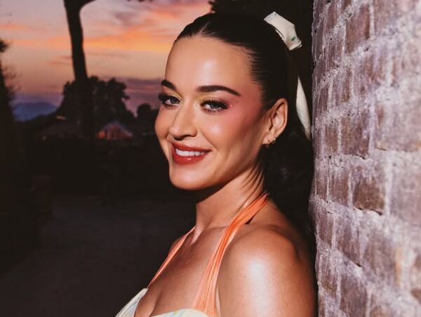 Η Katy Perry έγινε… Μυκονιάτισσα και απολαμβάνει το καλοκαίρι στην Ελλάδα