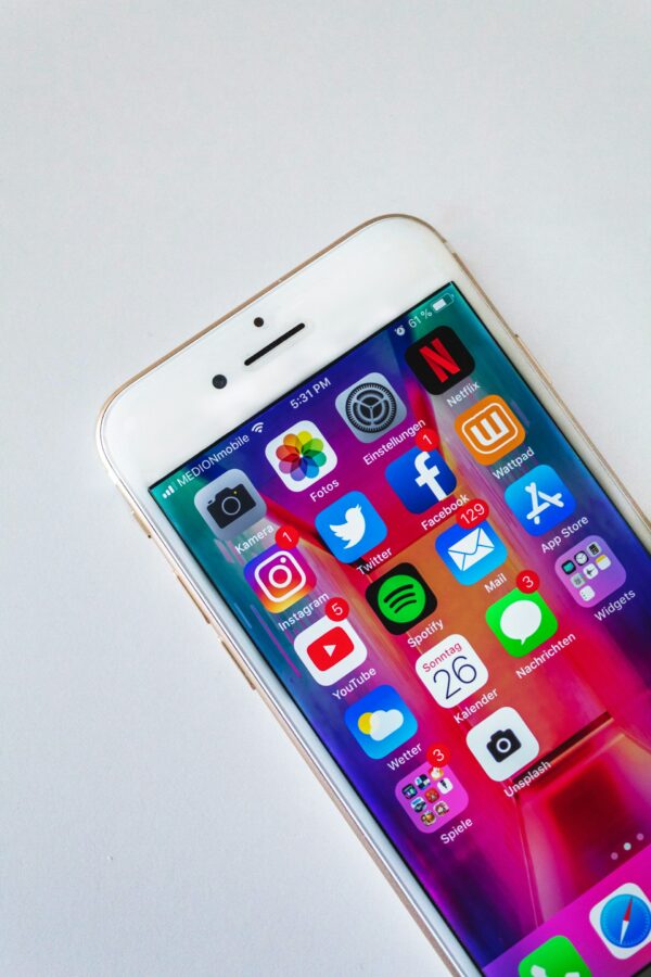 Το iPhone δείχνει εφαρμογές όπως Instagram και Facebook, σχετικές με τους νέους κανόνες της Meta για τους εφήβους.