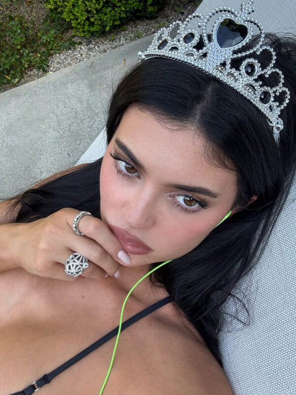 https://www.instagram.com/kyliejenner/
