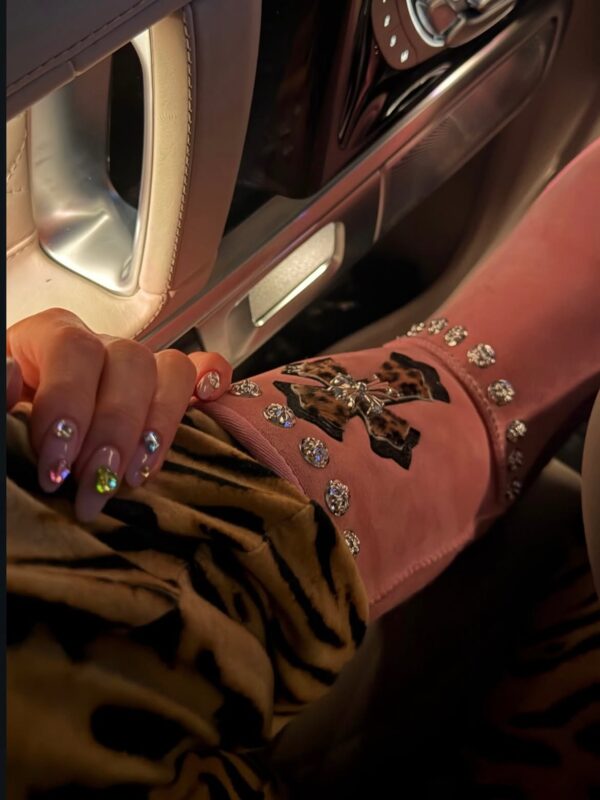 kylie_jenner_crystal_nails1