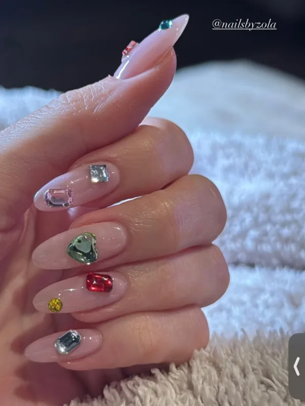 kylie_jenner_crytsal_nails