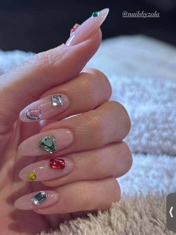 kylie_jenner_crytsal_nails