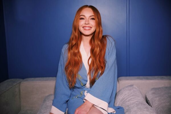 Η Lindsay Lohan άφησε πίσω το ξανθό και επέστρεψε στο iconic ginger look
