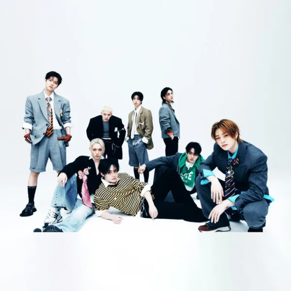 STRAY KIDS