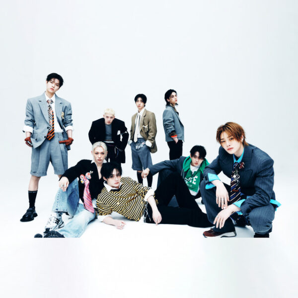 STRAY KIDS