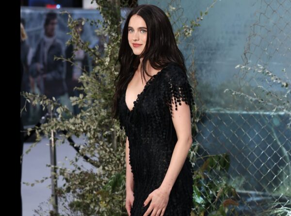 Margaret Qualley: Φόρεσε πρώτη τα viral «γυμνά» παπούτσια του οίκου Chanel