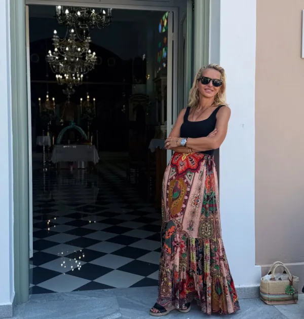 Η Μαρία Μπεκατώρου απολαμβάνει tropical vibes στη Σαρδηνία με stylish εμφάνιση και μακριά φλοράλ φούστα.