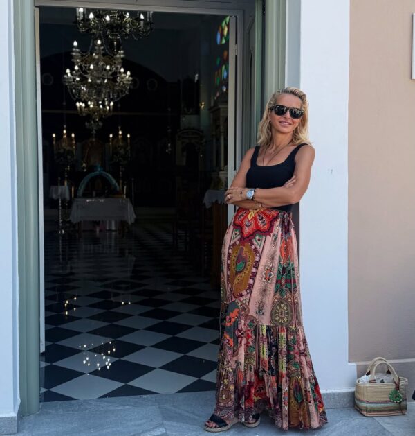 Η Μαρία Μπεκατώρου απολαμβάνει tropical vibes στη Σαρδηνία με stylish εμφάνιση και μακριά φλοράλ φούστα.
