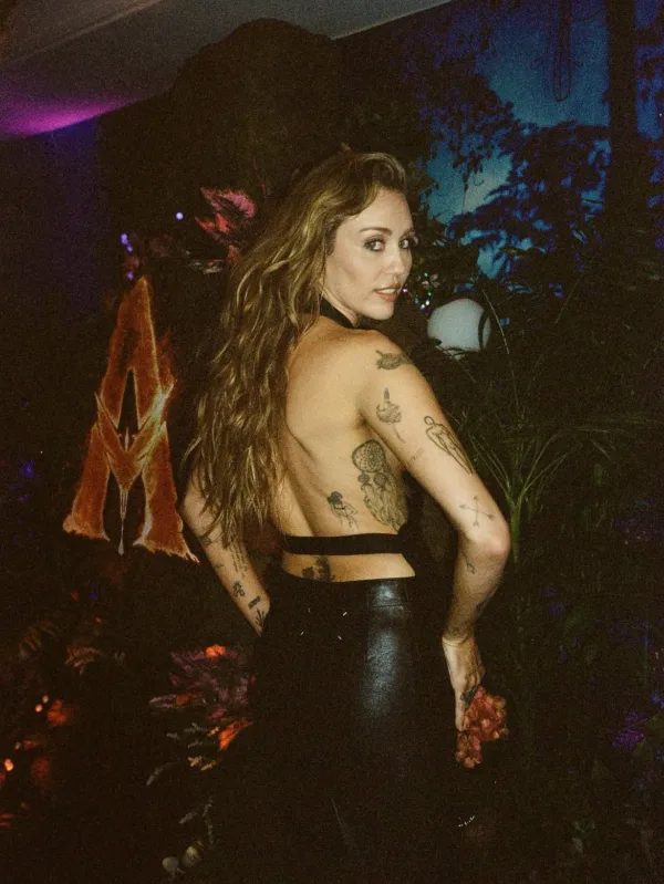 https://www.instagram.com/mileycyrus/