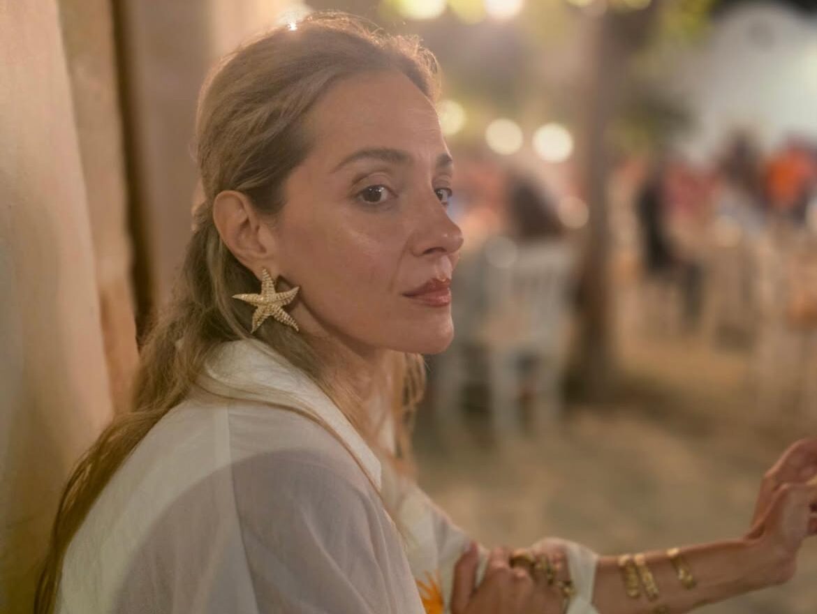 «Σαν το ρομάντζο στο Νησί δεν έχει»: Το καλοκαίρι της Νατάσσας Μποφίλιου στη Φολέγανδρο
