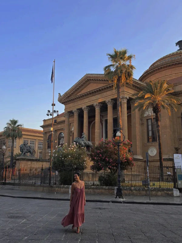 Η Μαρία Κορινθίου απολαμβάνει το ταξίδι της στο Παλέρμο, με φόντο το επιβλητικό θέατρο Massimo.