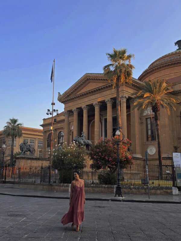 Η Μαρία Κορινθίου απολαμβάνει το ταξίδι της στο Παλέρμο, με φόντο το επιβλητικό θέατρο Massimo.