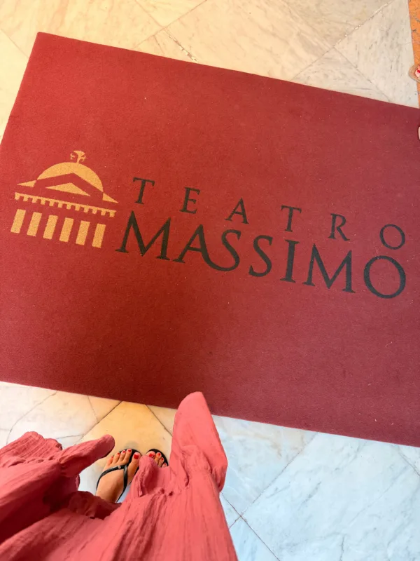 Η Μαρία Κορινθίου στο Παλέρμο μπροστά από το Teatro Massimo, απολαμβάνοντας το ταξίδι της.