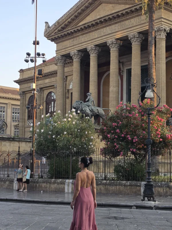 Η Μαρία Κορινθίου απολαμβάνει το ταξίδι της στο Παλέρμο, θαυμάζοντας την αρχιτεκτονική του Θεάτρου Massimo.