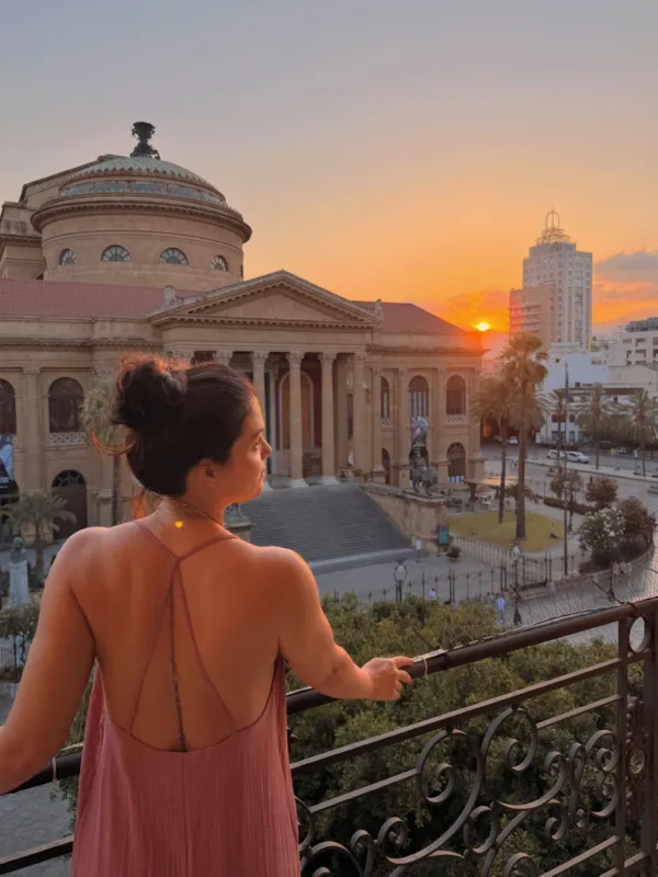 Η Μαρία Κορινθίου απολαμβάνει το ταξίδι της στο Παλέρμο, θαυμάζοντας το ηλιοβασίλεμα από το μπαλκόνι της.