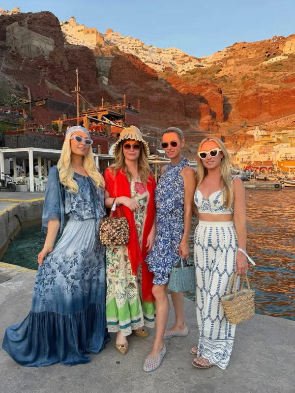 Η Paris και η Nicky Hilton απολαμβάνουν το ελληνικό καλοκαίρι στη Σαντορίνη με φόντο το ηλιοβασίλεμα.