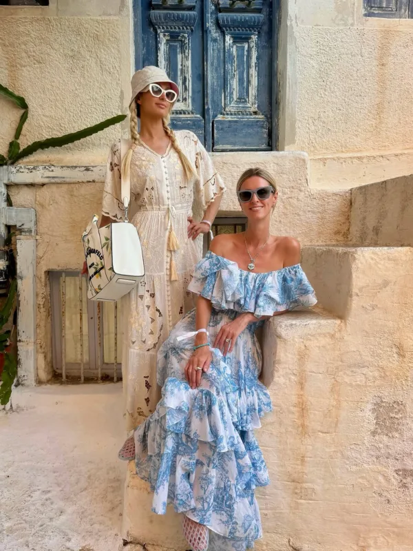 Η Paris και η Nicky Hilton απολαμβάνουν το ελληνικό καλοκαίρι στη Σαντορίνη με στυλ.