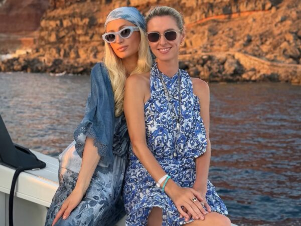 Η Paris και η Nicky Hilton κάνουν check-in στη Σαντορίνη και αποθεώνουν το ελληνικό καλοκαίρι