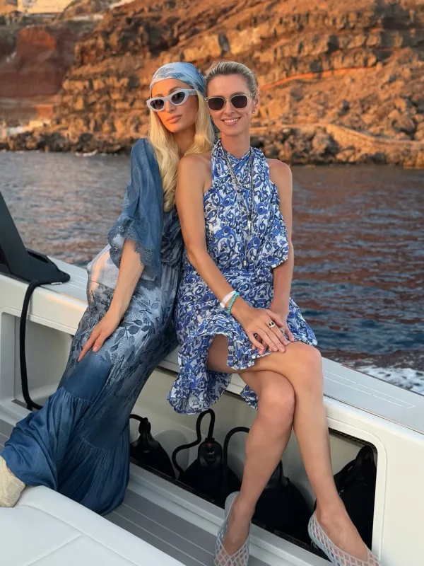 Η Paris και η Nicky Hilton απολαμβάνουν το ελληνικό καλοκαίρι στη Σαντορίνη με βόλτα με σκάφος.