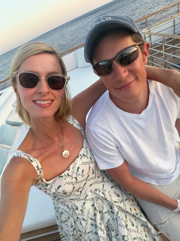 Η Paris Hilton και ο σύντροφός της απολαμβάνουν το ελληνικό καλοκαίρι στη Σαντορίνη με θέα τη θάλασσα.