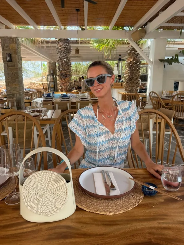 Η Nicky Hilton απολαμβάνει το ελληνικό καλοκαίρι στη Σαντορίνη, καθισμένη σε εστιατόριο με θέα.