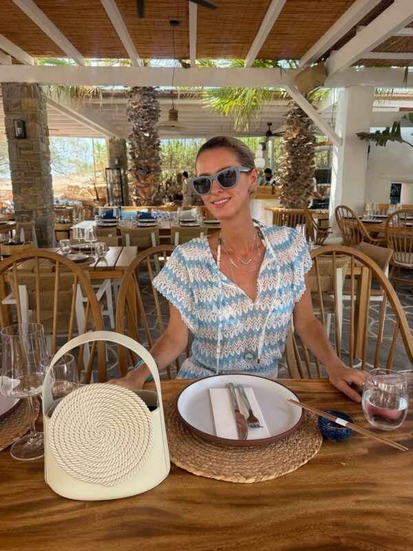 Η Nicky Hilton απολαμβάνει το ελληνικό καλοκαίρι στη Σαντορίνη, καθισμένη σε εστιατόριο με θέα.