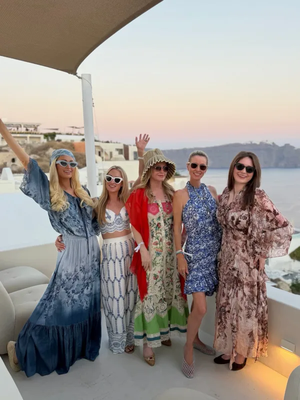 Η Paris και η Nicky Hilton απολαμβάνουν το ελληνικό καλοκαίρι στη Σαντορίνη με φίλες τους.