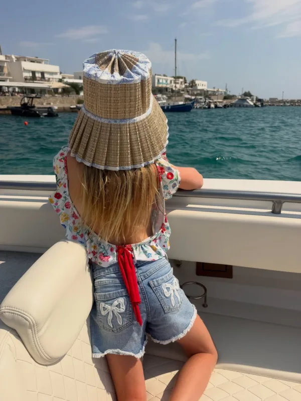 Η Paris Hilton απολαμβάνει το ελληνικό καλοκαίρι στη Σαντορίνη με βόλτα με σκάφος και θέα στο Αιγαίο.