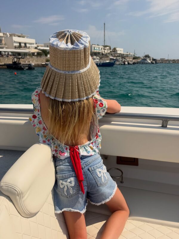Η Paris Hilton απολαμβάνει το ελληνικό καλοκαίρι στη Σαντορίνη με βόλτα με σκάφος και θέα στο Αιγαίο.