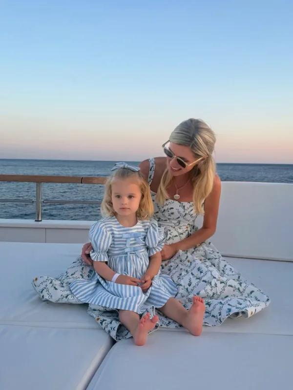 Η Nicky Hilton απολαμβάνει το ελληνικό καλοκαίρι στη Σαντορίνη με την κόρη της, αποθεώνοντας το τοπίο.