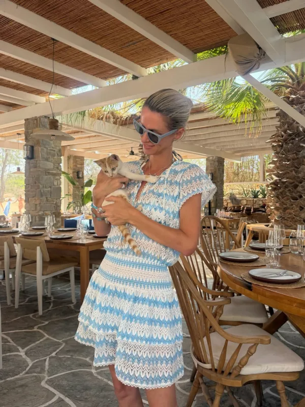 Η Nicky Hilton απολαμβάνει το ελληνικό καλοκαίρι στη Σαντορίνη κρατώντας ένα γατάκι σε εστιατόριο.