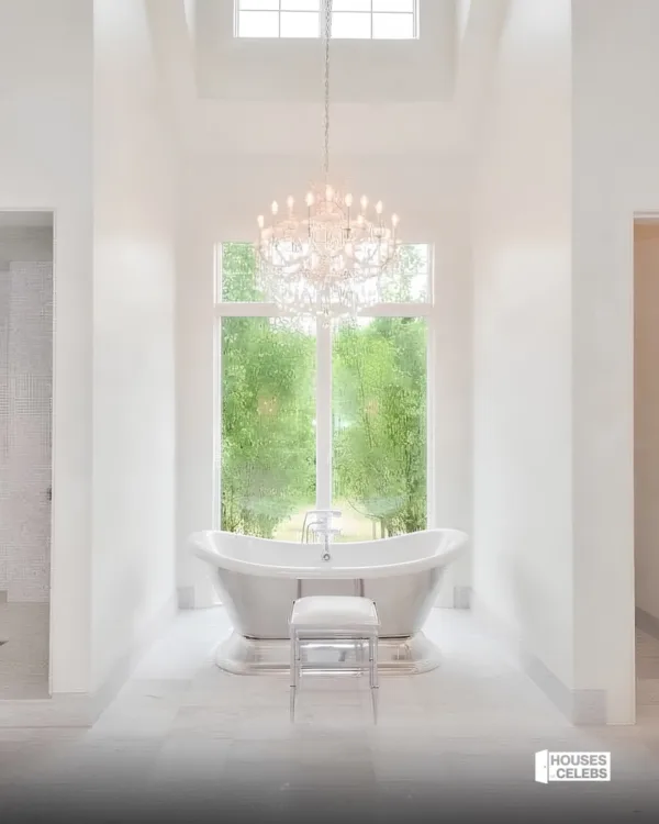 https://www.instagram.com/housesofcelebs/