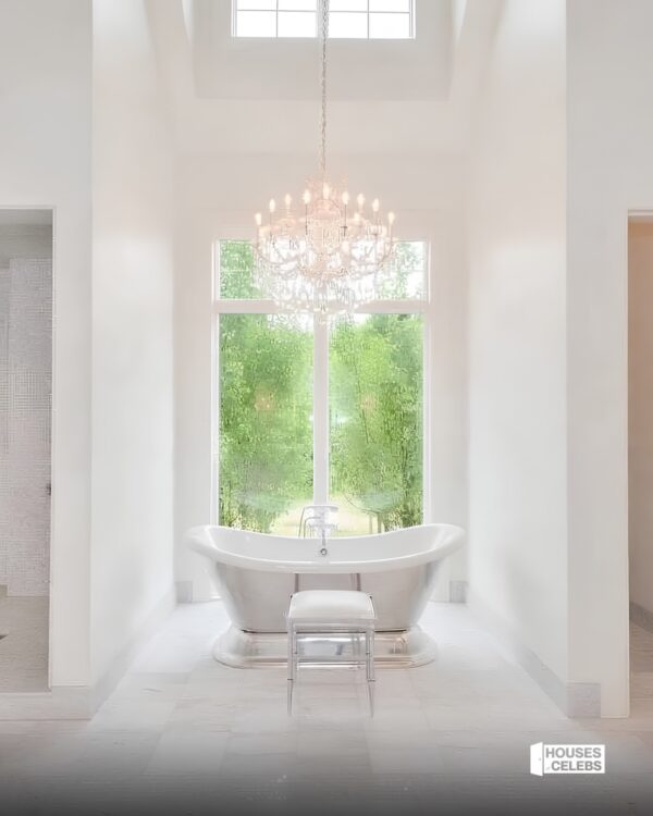 https://www.instagram.com/housesofcelebs/