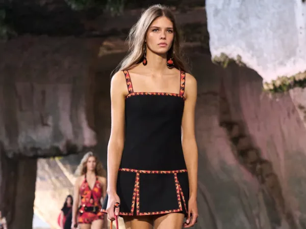 5 τρόποι να φορέσεις total black το καλοκαίρι χωρίς να σκάσεις από τη ζέστη