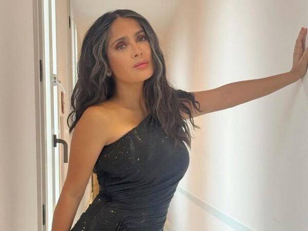 Η Salma Hayek κρατάει τον εγγονό της στην αγκαλιά σε ένα video γεμάτο αγάπη