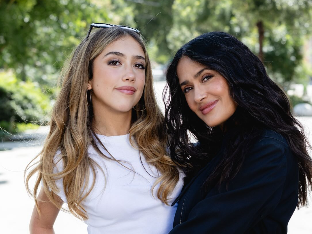Η Salma Hayek δέχεται «μάθημα» για τα emojis από την κόρη της και η στιγμή είναι ξεκαρδιστική