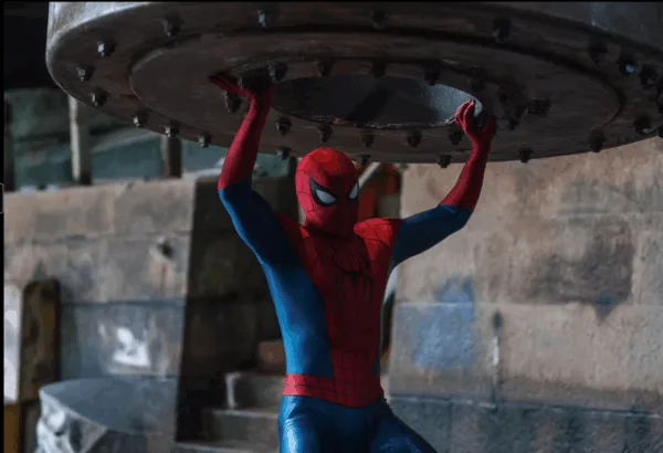 Ο Spider-Man σηκώνει ένα βαρύ αντικείμενο, καθώς οι εισπράξεις του ξεπερνούν τον Τιτανικό στο box office.