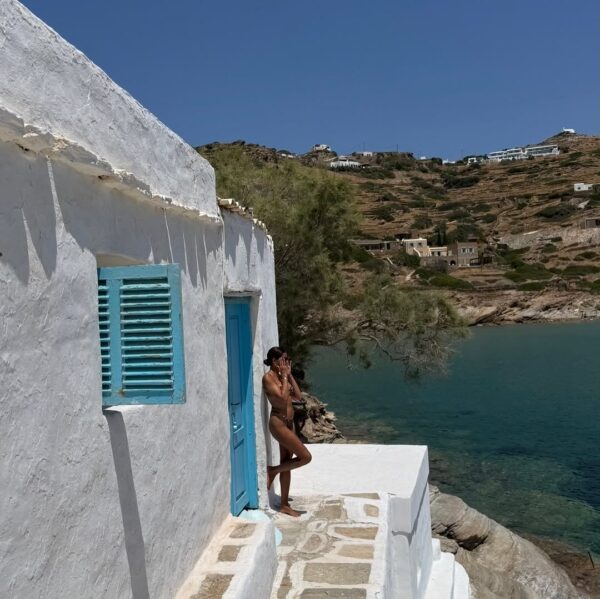 Η Σταματίνα Τσιμτσιλή απολαμβάνει το ελληνικό καλοκαίρι με θέα τη θάλασσα στην Πάρο.