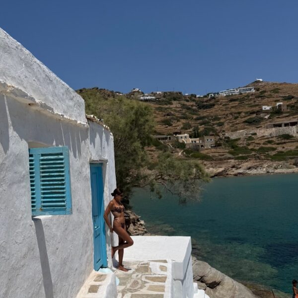 Η Σταματίνα Τσιμτσιλή απολαμβάνει το ελληνικό καλοκαίρι στην Πάρο, ποζάροντας με μαγιό δίπλα σε ένα παραδοσιακό κυκλαδίτικο σπίτι.